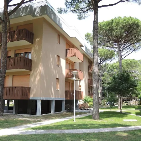Enjoy A Relaxing Terrace In Pineda Apartman Bibione